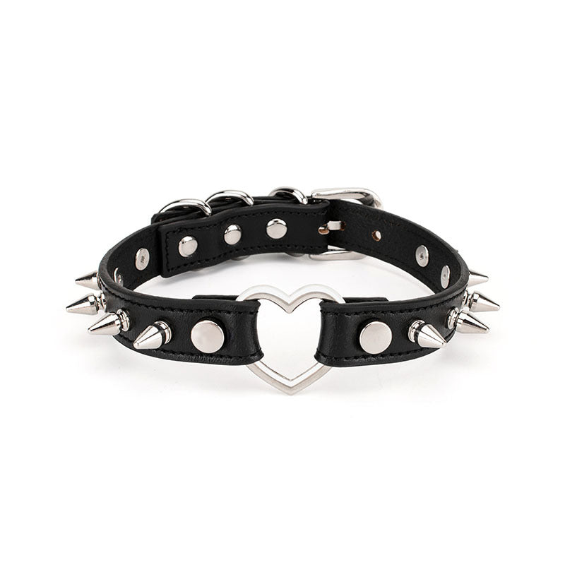 Rivet and heart-shaped decoration choker