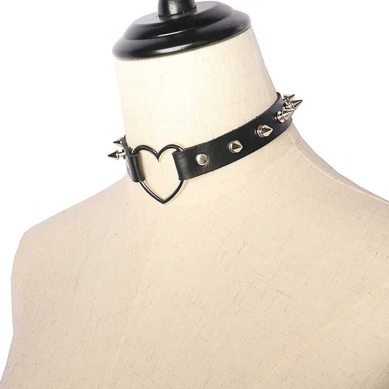 Hollow heart-shaped rivet choker