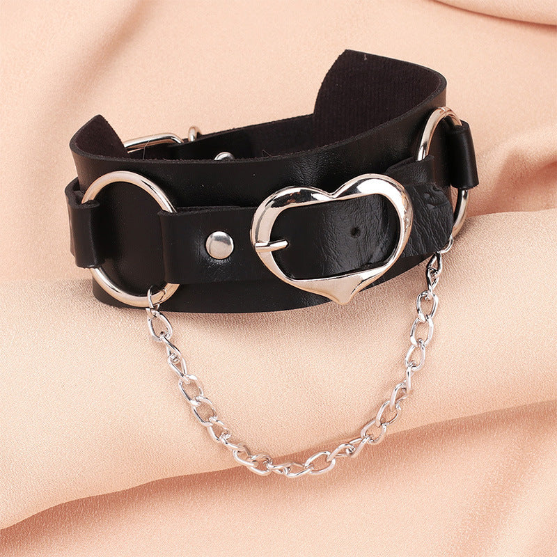 Circle with chain choker