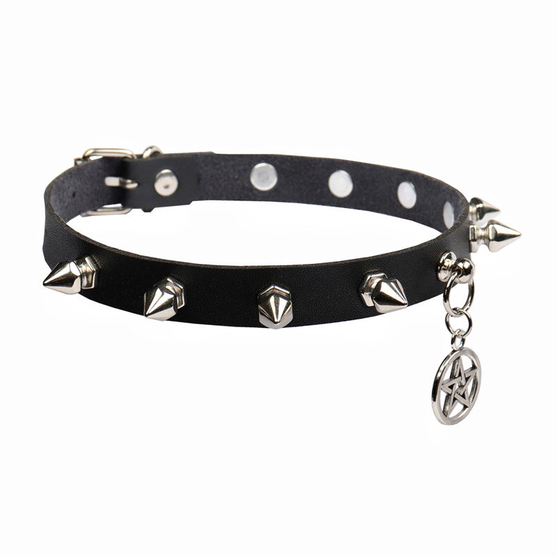 Circle five-pointed star rivet choker